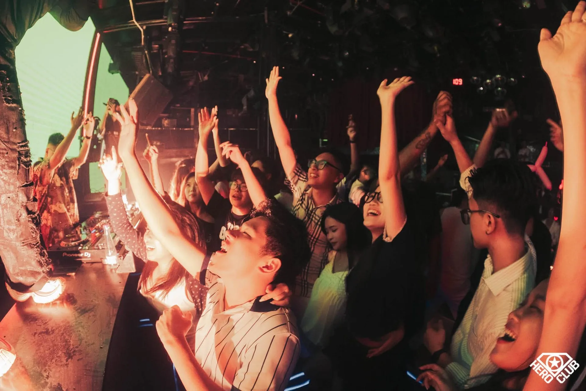 Cả sàn giơ tay sát bốt DJ tại Hero Club