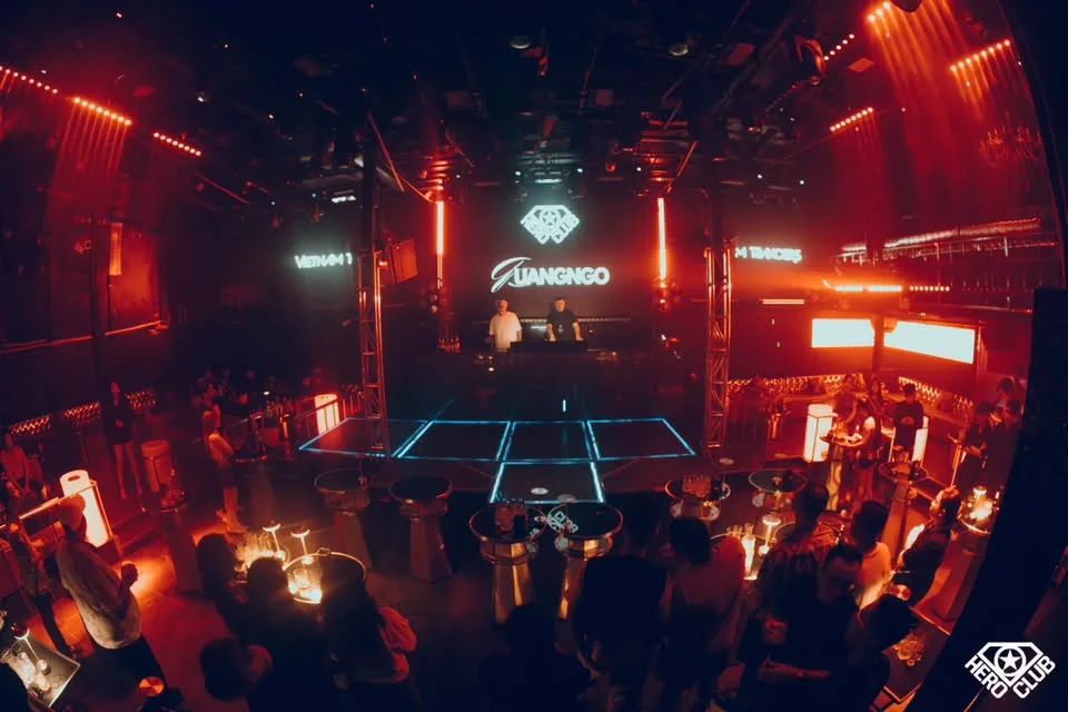 Sàn kính kẻ vạch LED và giàn thép hai bên bốt DJ tại Hero Club Hà Nội